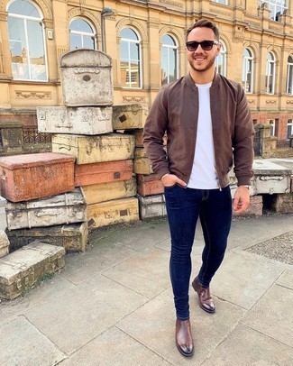 Как носить коричневый бомбер с синими джинсами мужчине
