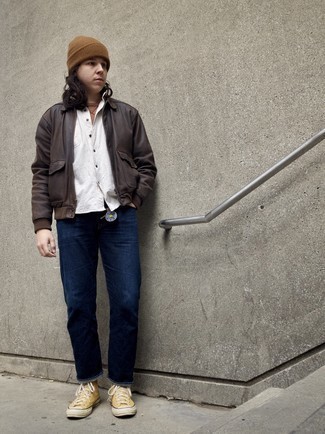 Как носить коричневый бомбер с синими джинсами мужчине