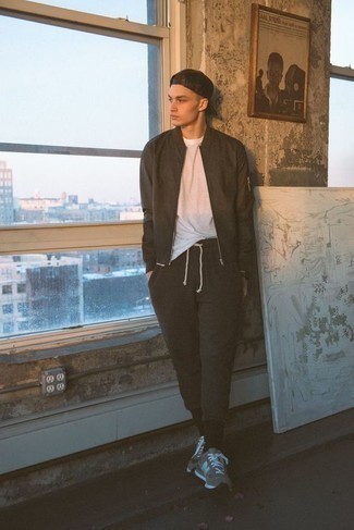 Как носить коричневый бомбер с коричневыми брюками чинос