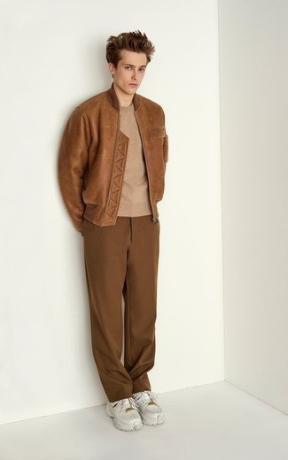 Как носить коричневый бомбер с коричневыми брюками чинос