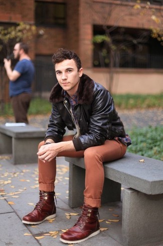 Какие повседневные ботинки носить с коричневым бомбером мужчине