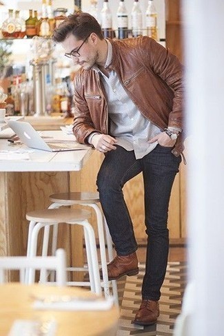 Какие повседневные ботинки носить с коричневым бомбером мужчине