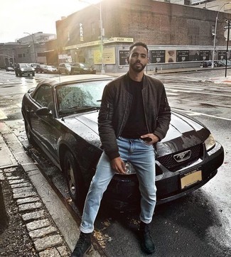 Какие повседневные ботинки носить с коричневым бомбером мужчине