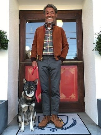 Какие повседневные ботинки носить с коричневым бомбером мужчине