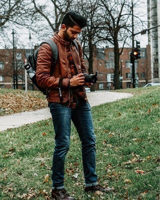 Какие повседневные ботинки носить с коричневым бомбером мужчине