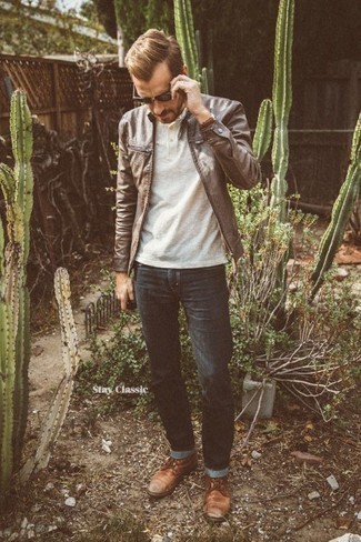 Как носить коричневый бомбер с темно-серыми джинсами мужчине