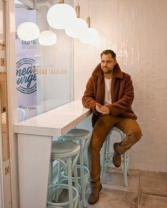 Какие ботинки челси носить с коричневым бомбером мужчине