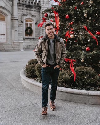 Какие свитера с круглым вырезом носить с коричневым бомбером мужчине