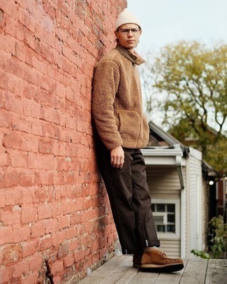 Как носить коричневый бомбер с темно-коричневыми брюками чинос