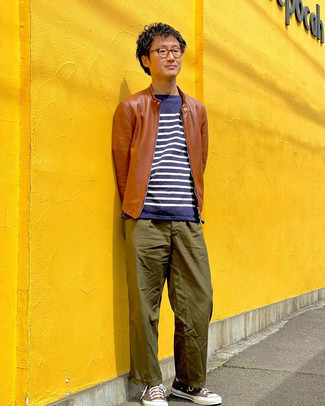 Как носить коричневый бомбер с темно-зелеными брюками чинос