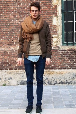 Какие джинсовые рубашки носить с коричневым бомбером мужчине