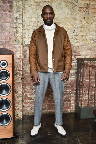 Какие классические брюки носить с коричневым бомбером мужчине