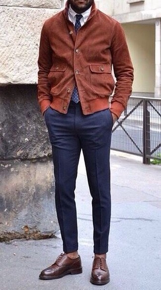 Какие классические брюки носить с коричневым бомбером мужчине