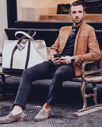 Какие классические брюки носить с коричневым бомбером мужчине