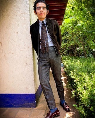 Какие классические брюки носить с коричневым бомбером мужчине