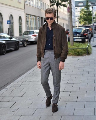 Какие классические брюки носить с коричневым бомбером мужчине