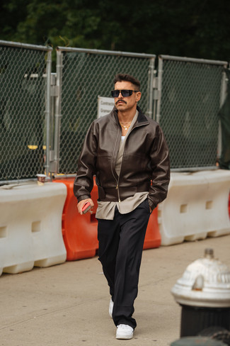 Какие классические брюки носить с коричневым бомбером мужчине