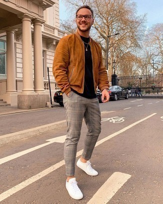 Как носить коричневый бомбер с серыми брюками чинос