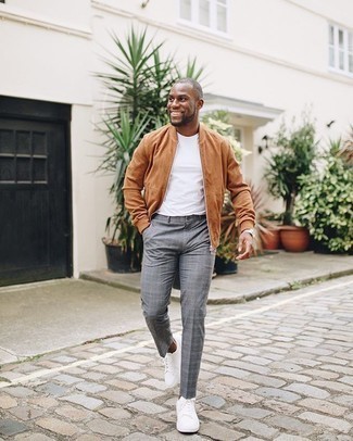 Как носить коричневый бомбер с серыми брюками чинос в шотландскую клетку