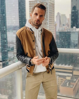 Какой худи носить с коричневым бомбером мужчине