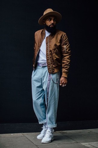 Какие джинсы носить с коричневым бомбером мужчине