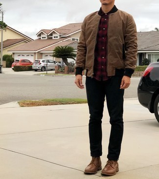 Какие джинсы носить с коричневым бомбером мужчине