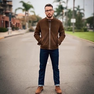 Какие джинсы носить с коричневым бомбером мужчине