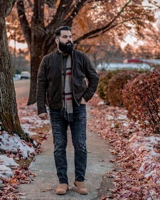 Какие джинсы носить с коричневым бомбером мужчине