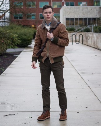 С чем носить коричневый бомбер мужчине