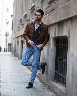 Как носить коричневый бомбер с голубыми джинсами мужчине