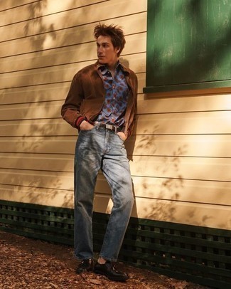 Как носить коричневый бомбер с темно-синими джинсами мужчине