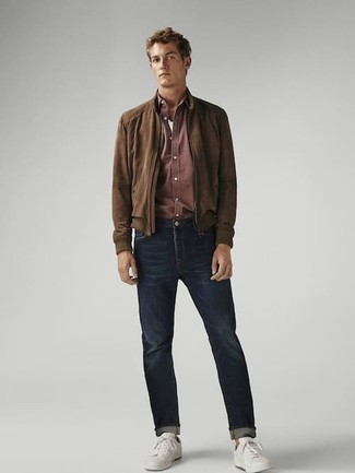 Как носить коричневый бомбер с темно-синими джинсами мужчине