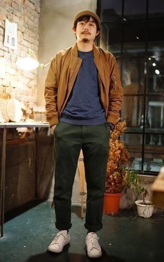 Как носить коричневый бомбер с оливковыми брюками чинос