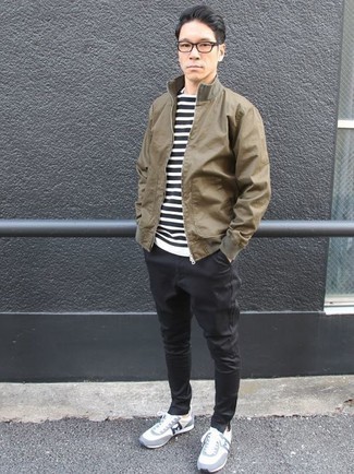 Как носить коричневый бомбер с белыми кроссовками мужчине