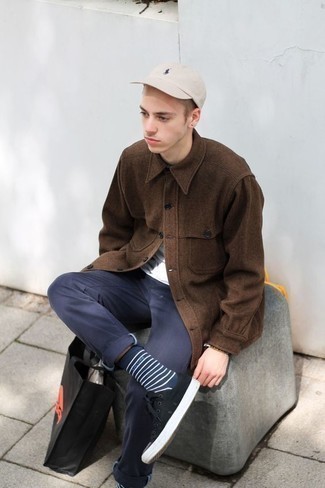 С чем носить коричневый браслет мужчине