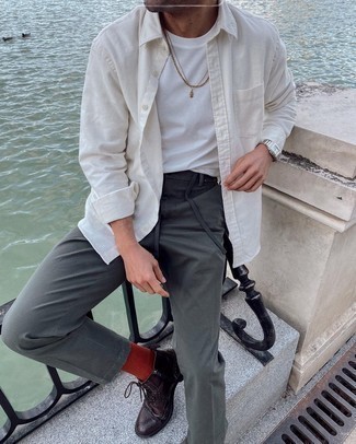 Какие брюки чинос носить с коричневыми ботинками броги
