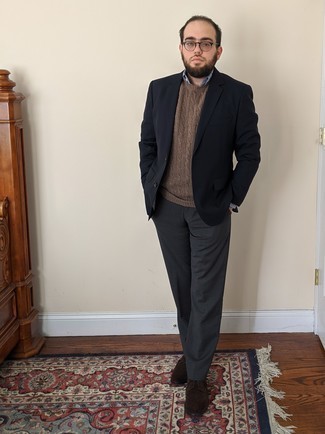 Как носить коричневый вязаный свитер с темно-коричневыми замшевыми брогами