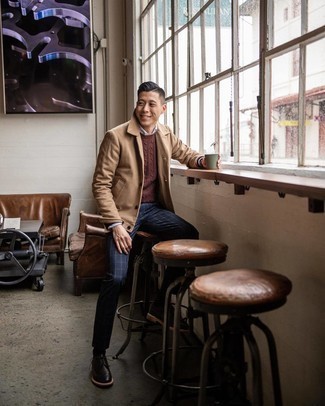 С чем носить коричневый вязаный свитер мужчине