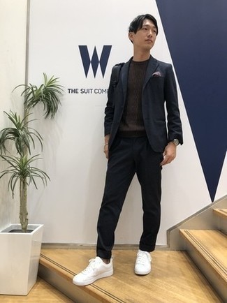 Какие низкие кеды носить с коричневым вязаным свитером мужчине