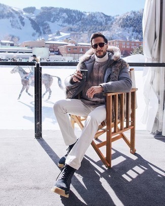 Какие пуховики носить с коричневым вязаным свитером мужчине