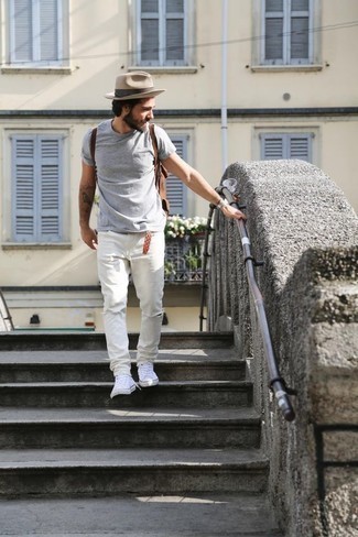 С чем носить коричневый рюкзак из плотной ткани мужчине