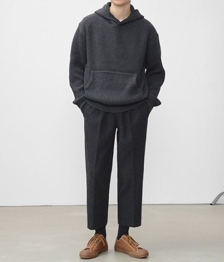 С чем носить коричневые низкие кеды из плотной ткани мужчине