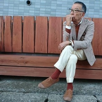 С чем носить коричневые низкие кеды из плотной ткани мужчине