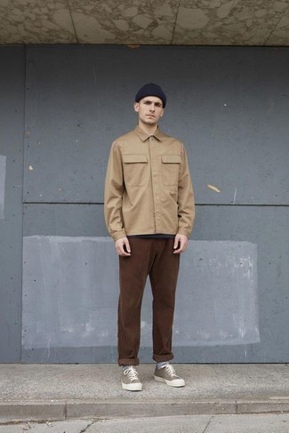 С чем носить коричневые низкие кеды из плотной ткани мужчине