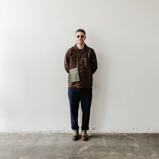 С чем носить коричневые низкие кеды из плотной ткани мужчине