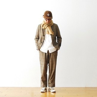 С чем носить коричневые низкие кеды из плотной ткани мужчине