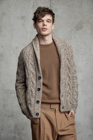 Как носить коричневый кардиган с бежевыми брюками чинос