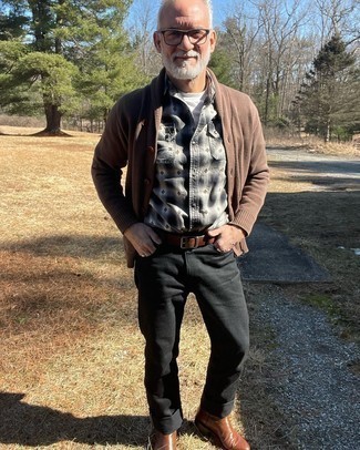 Как носить коричневый кардиган с черными джинсами мужчине