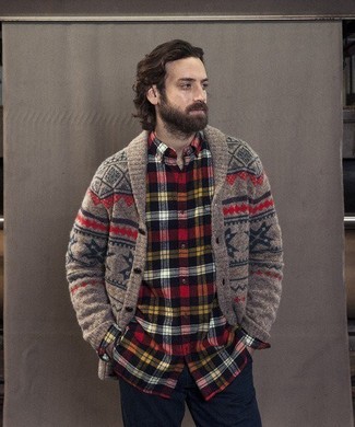 Как носить коричневый кардиган с синими джинсами мужчине