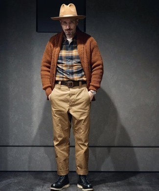 Какие повседневные ботинки носить с коричневым кардиганом мужчине